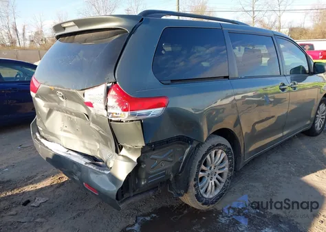 2014 Toyota Sienna Xle V6 8 Passenger z USA, uszkodzony, nr VIN 5TDYK3DC6ES431174